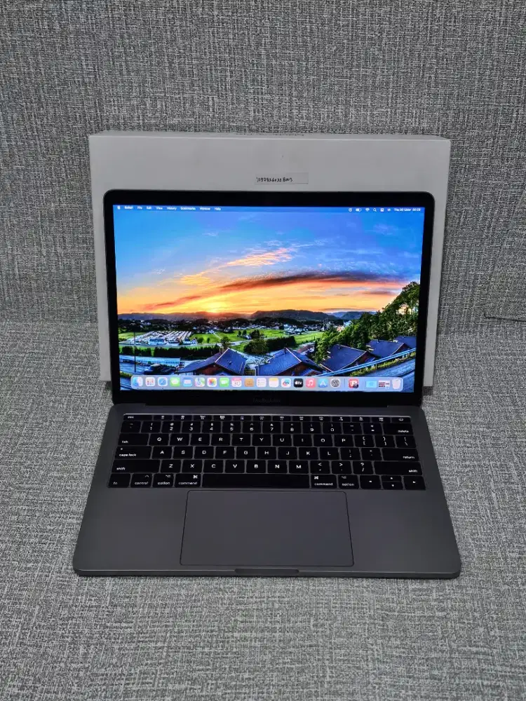 MacBook Pro Retina 13-inch,2017 Fullset
Intel Core i5
Ram 8GB
SSD128GB