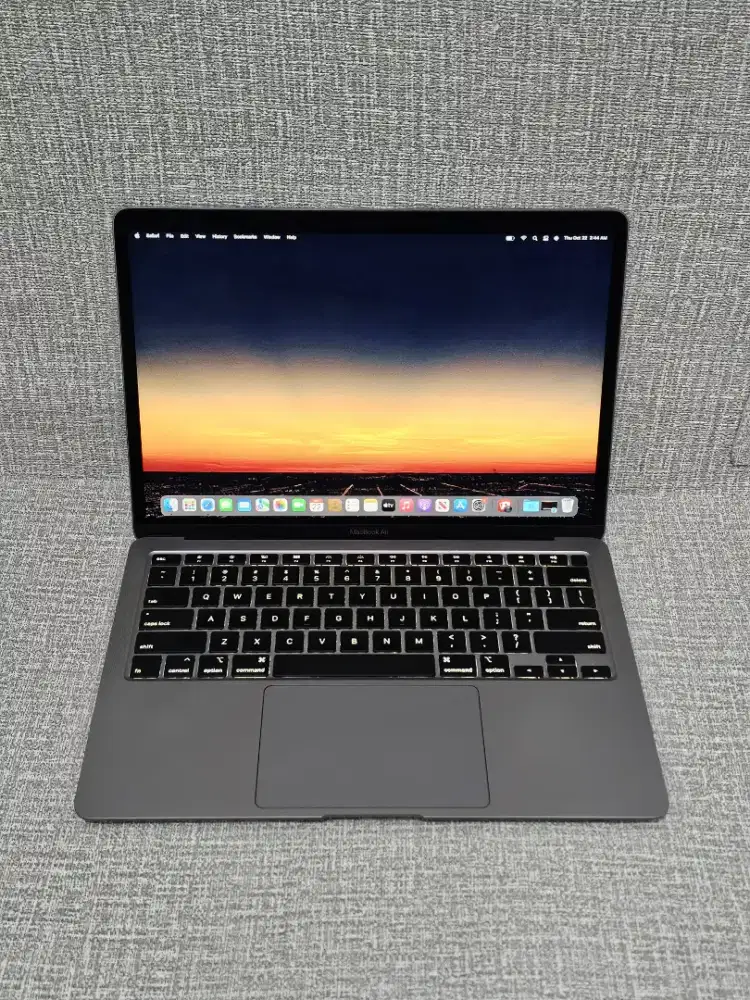 MacBook Air Retina 13 -inch,2020
Intel Core i5
Ram 16 GB
SSD 256 GB