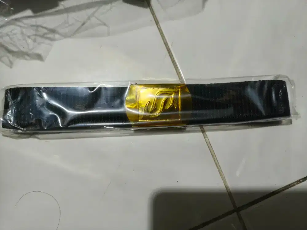 Ikat Pinggang Sekolah Hitam Gesper Kuning Emas