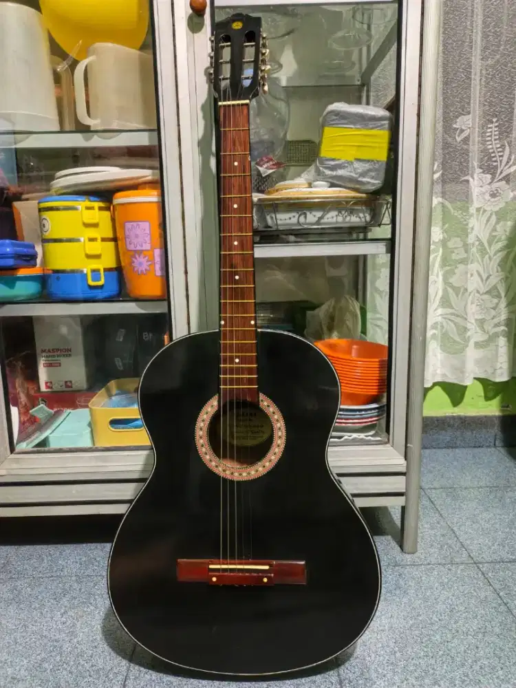Gitar akustik kuningan