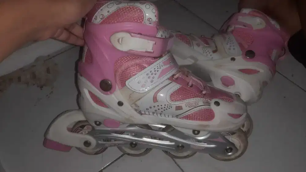 Sepatu roda anak cewe umur 7- 9 tahun