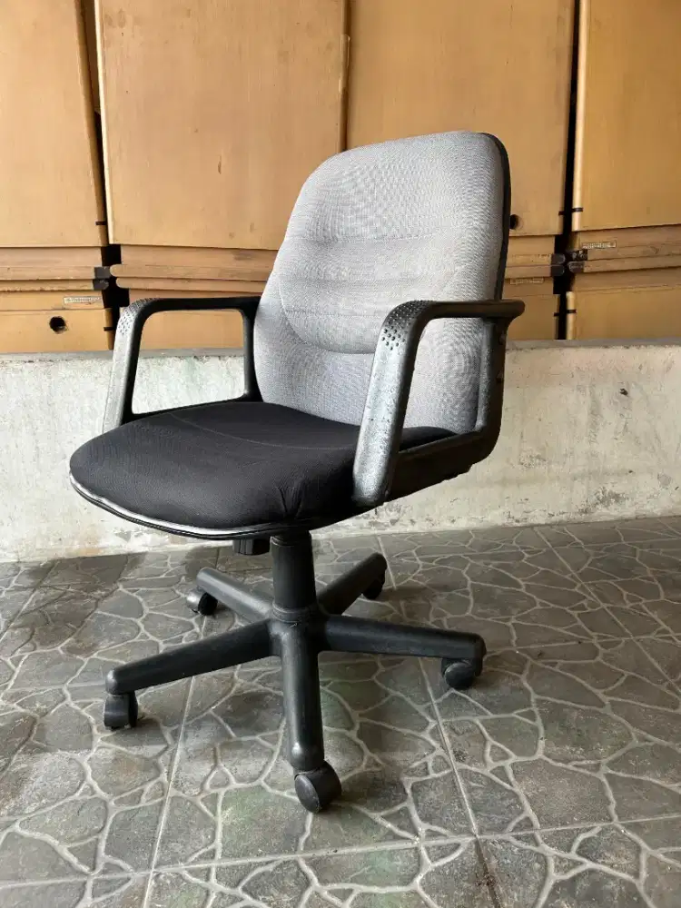 Kursi kerja staf