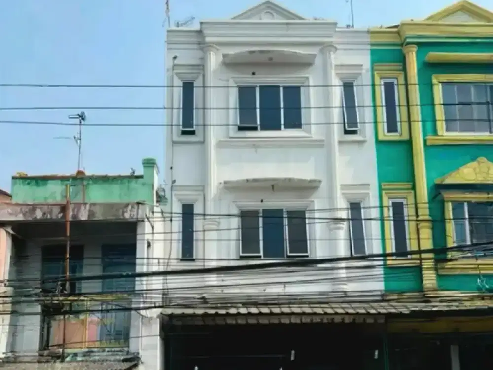 Dijual Ruko 3 Lantai,  Luas Tanah 119 m² Luas Bangunan Totaal 254 m² : Lebar bangunan 6,25m panjang 13,5 m harga Rp.1.8M Daya 10.500VOLT ( 3 pasha)