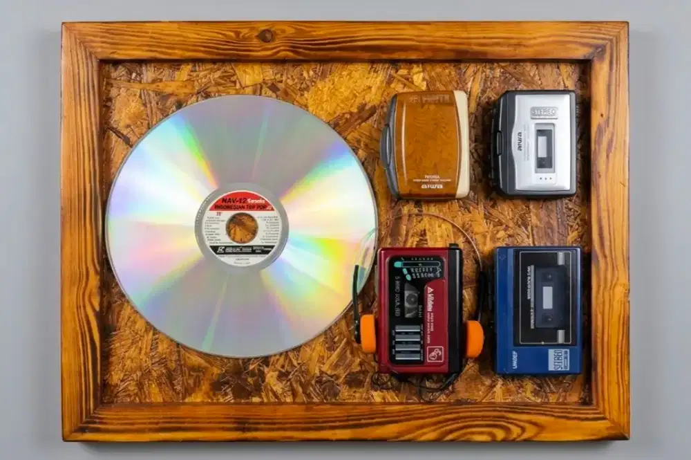 Dekorasi kaset cd laserdisc inframe Walkman jadul vintage sepeda jaket