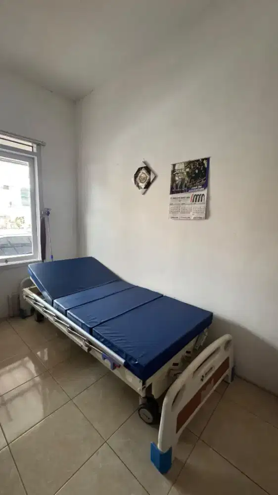 Preloved 
Skrinme Hospital Bed Manual 3 Crank