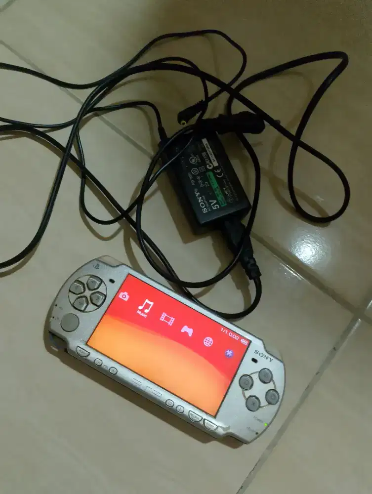 Psp seri 2000 kondisi normal minus di memori ajh gada tinggal modalin
