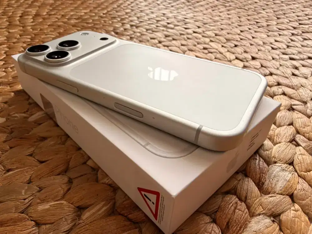 Di jual Iphone 17 Pro Silver  -  256 gb
