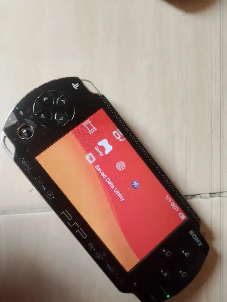 Psp seri 1000 bahan borongan 3unit kondisi msih nyala minus di layar