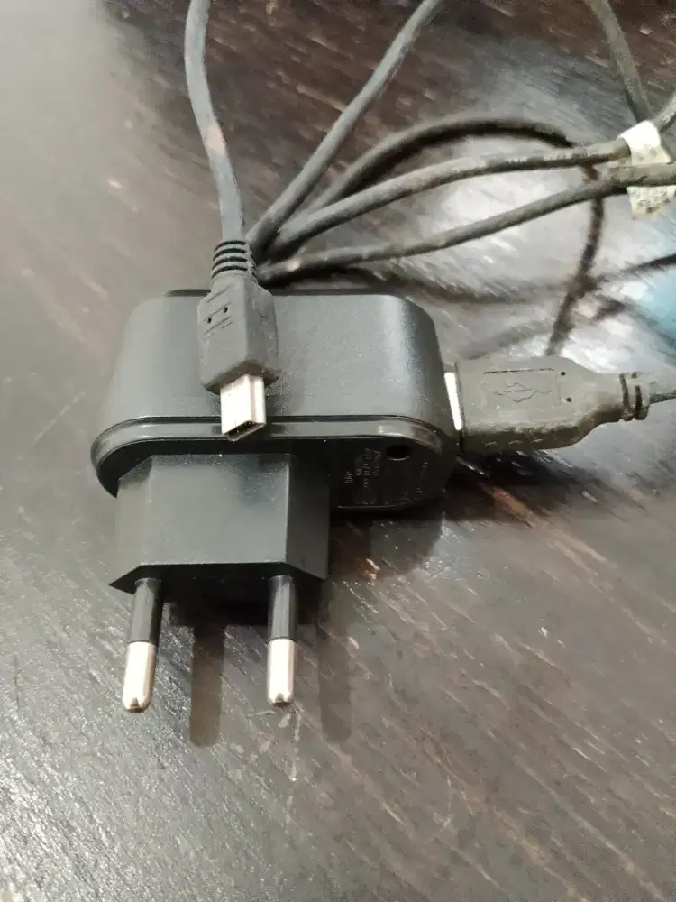 Adaptor pengisi daya ( charger)