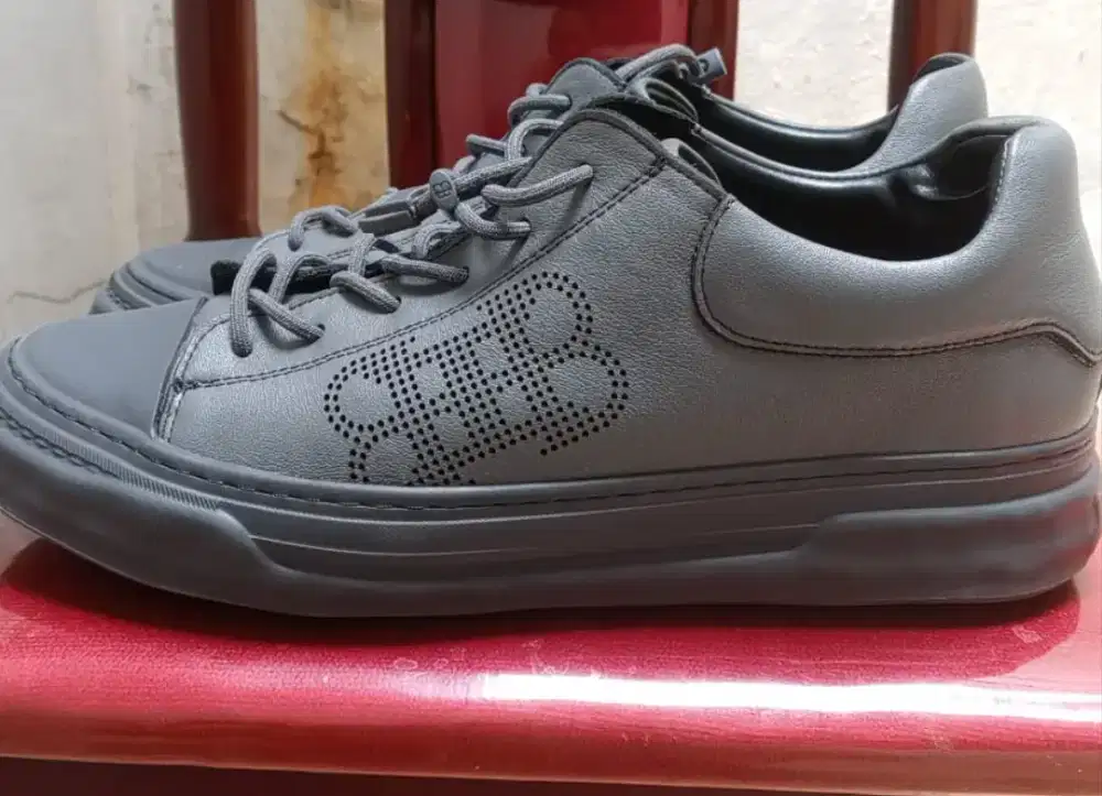 SEPATU SNEAKERS ORIGINAL PRIA.