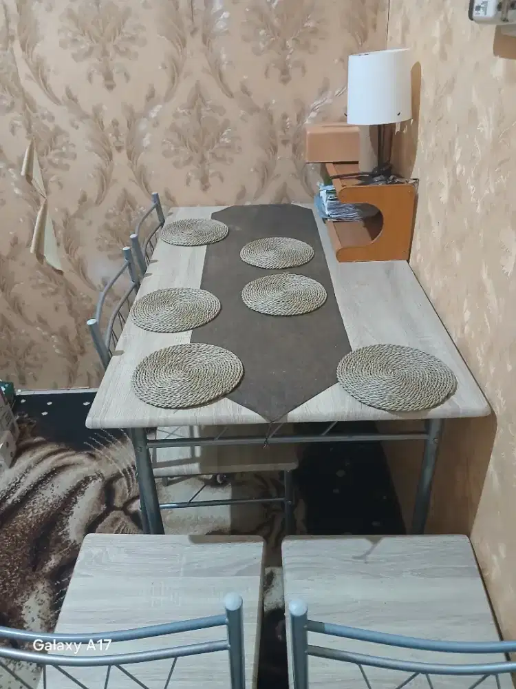 Meja makan minimalis