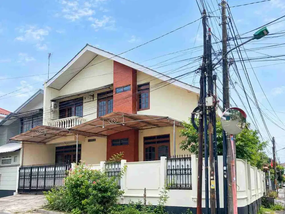 DIJUAL – Rumah Hook SHM LT 230 m², 2,5 Lantai, 7 KT, Dekat Tol Becakayu