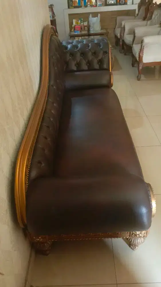 Sofa Daybed Jati Ukir Emas | Kulit Coklat Button Tufting