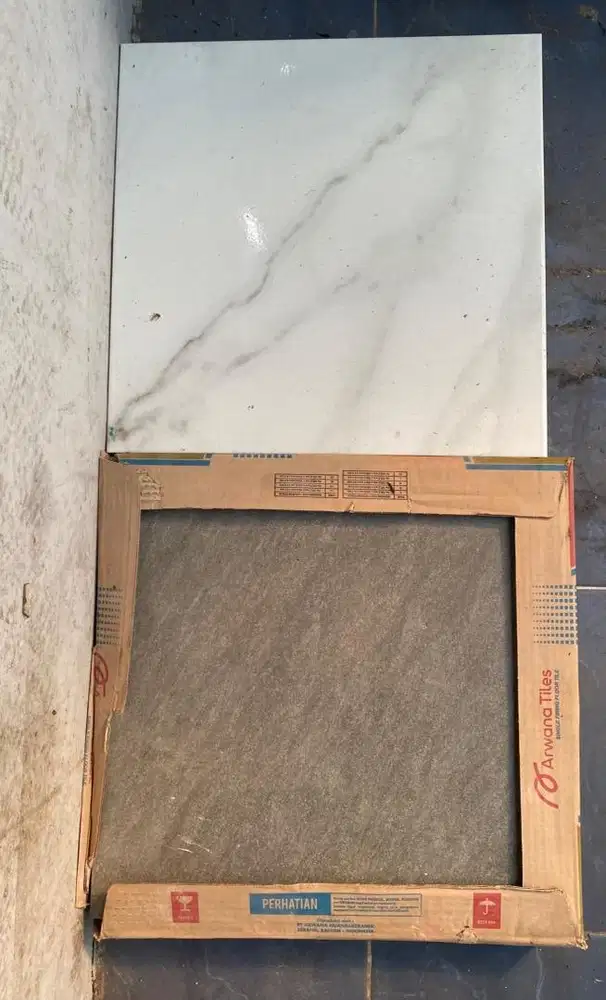 2 kotak keramik uk 40x40 BARU DIJUAL RUGI