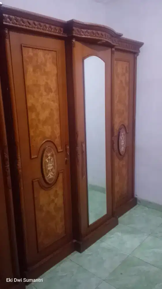 Lemari pakaian bahan kayu mahoni