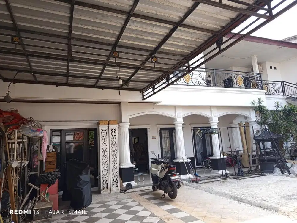 Rumah induk dan 11 kamar kost
