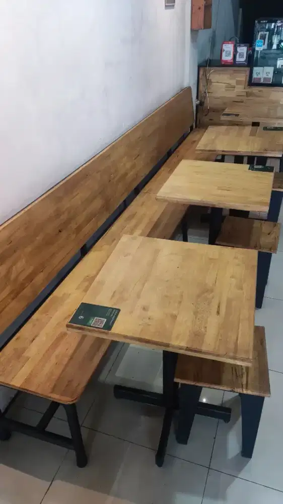 Kursi panjang cafe dan meja