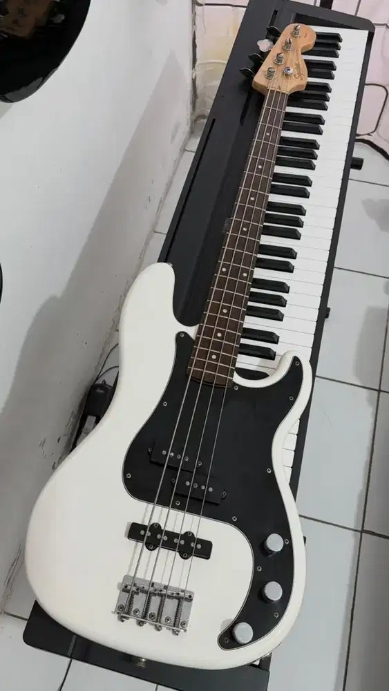 Bass Squier Affinity PJ 2019 MIC warna putih by fender
