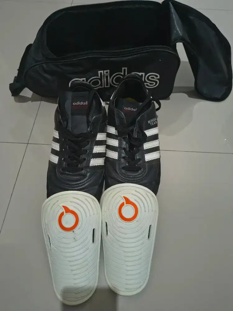 Sepatu adidas Mundoal Team