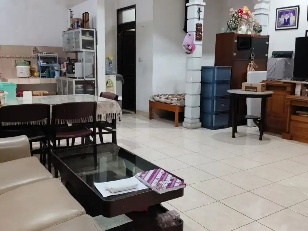 Rimah Siap Huni Dekat Jalan Utama di Taman Kopo Indah 1