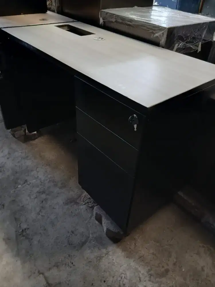 meja staf kantor