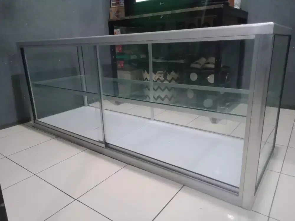 etalase kaca panjang 150cm