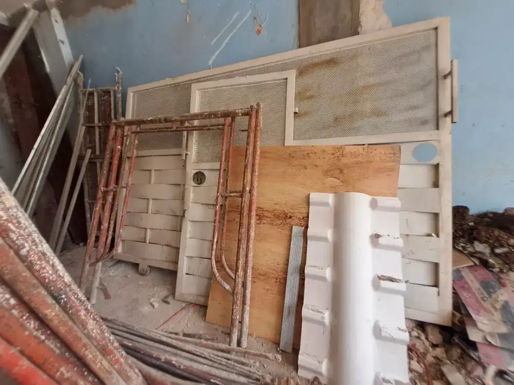 Jual kusen jendela kayu bekas, papan kayu, pagar besi