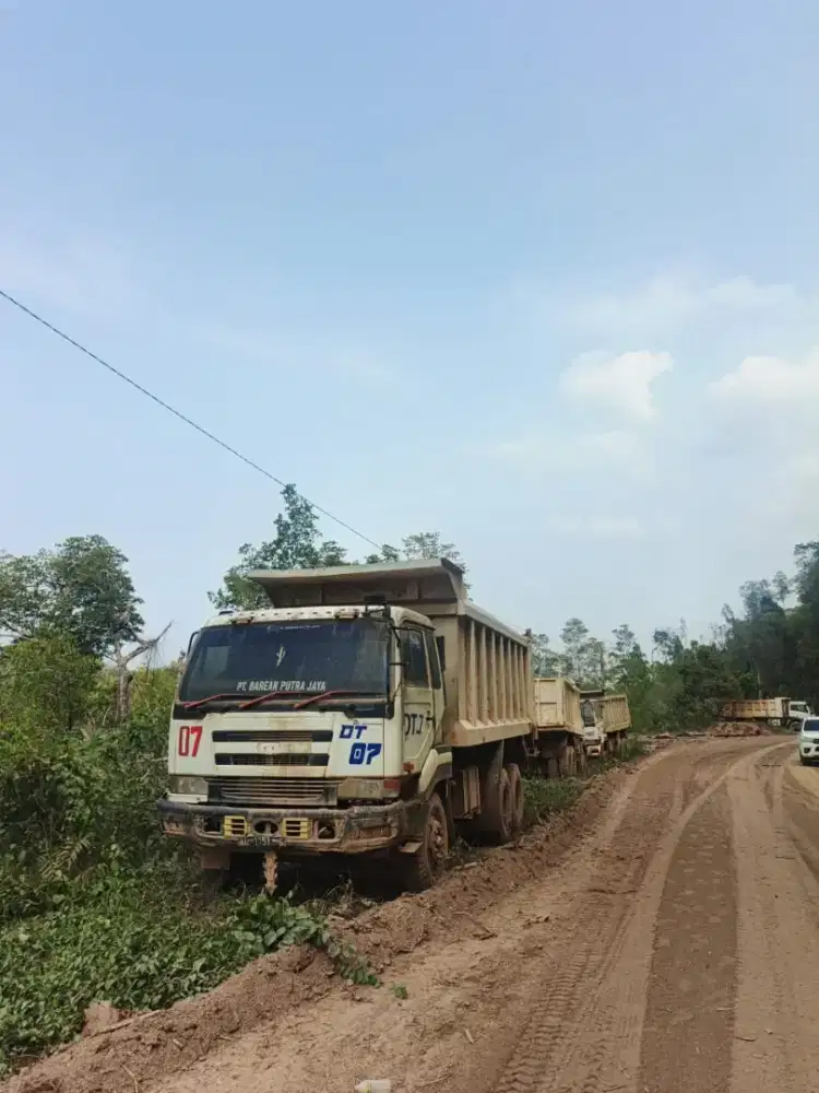 Truk Nissan CWB