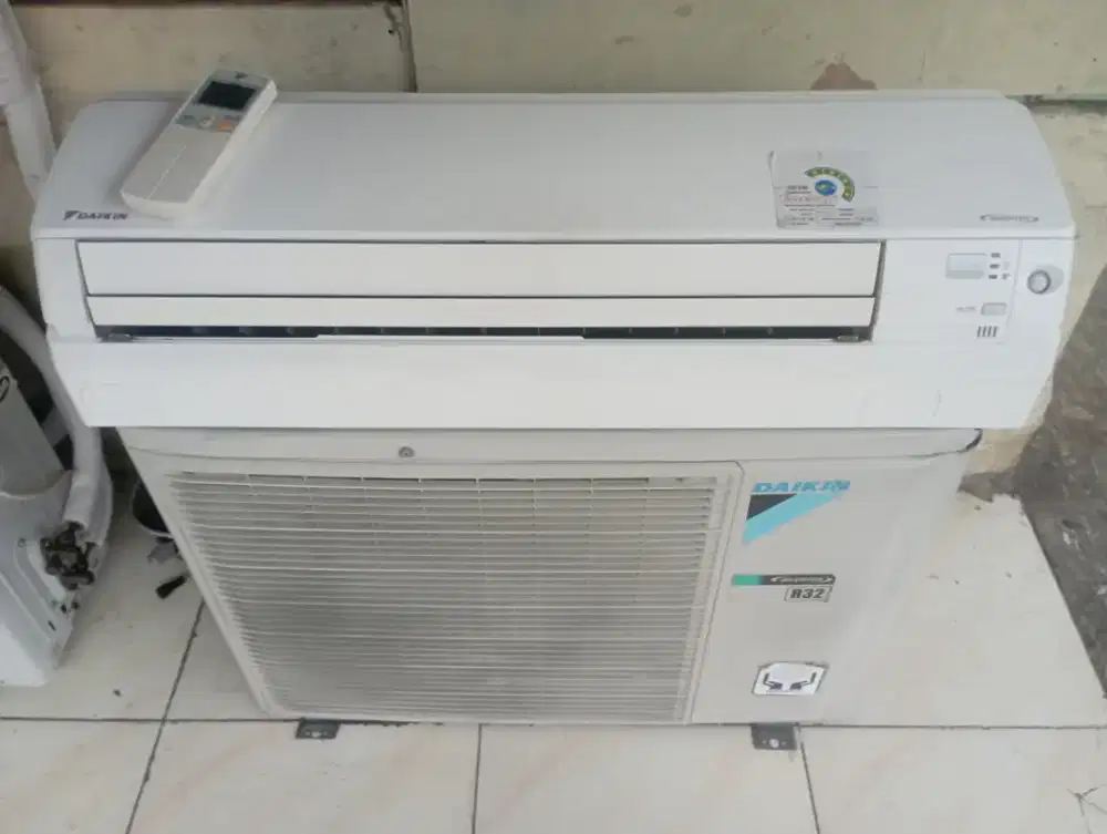 AC Daikin Thailand inverter 1,5pk untuk ruangan tamu atau ruang besar