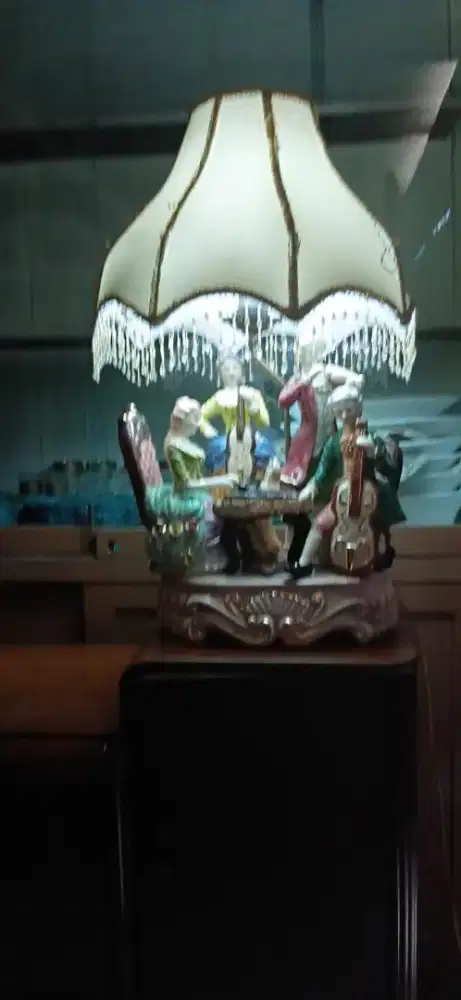 Lampu porselen Italia Capodimonte ukuran besar Viktoria dengan 4 figur