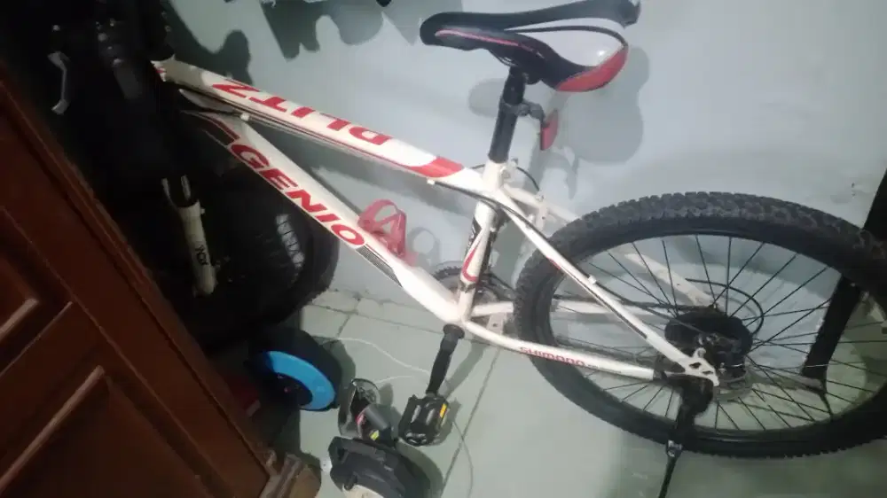 Sepeda, helm dan kaos