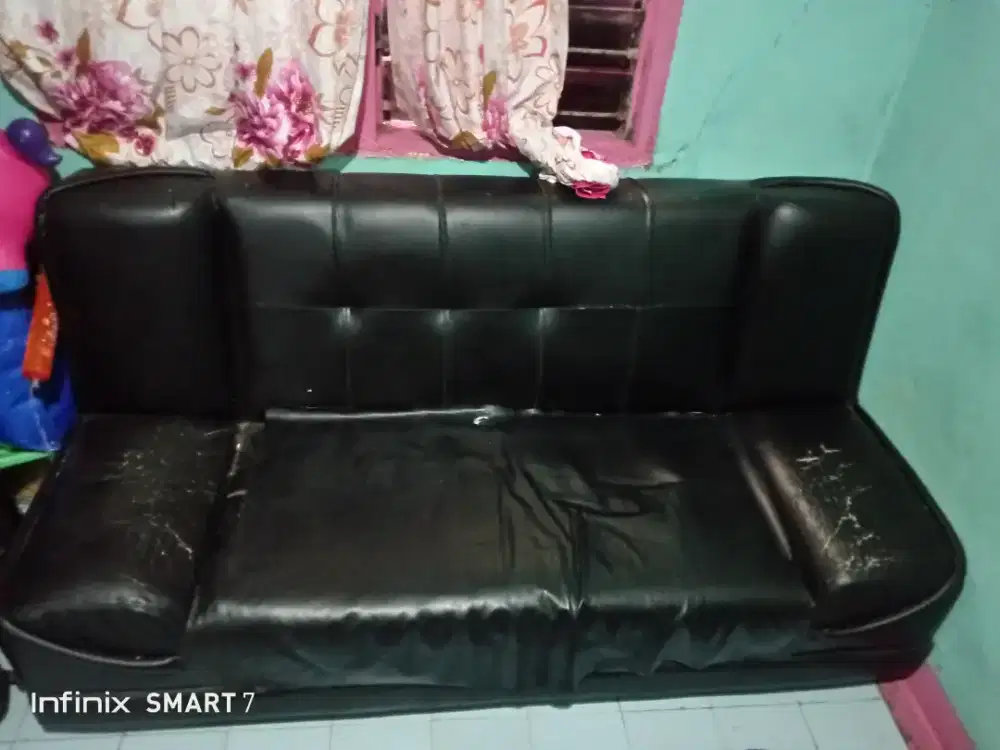 Sofa bed bahan kulit warna hitam