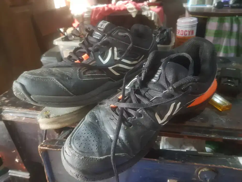 Sepatu tenis badminton artengo