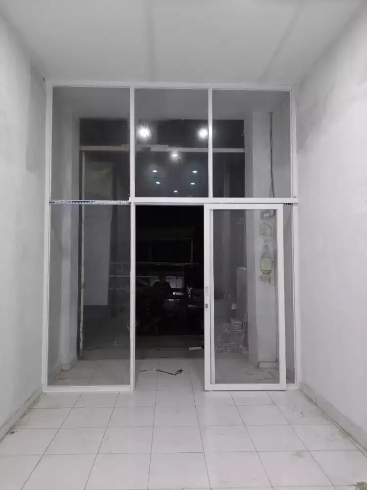 pintu kaca dan sekat ruang kaca,harga murah dan pengerjaan cepat