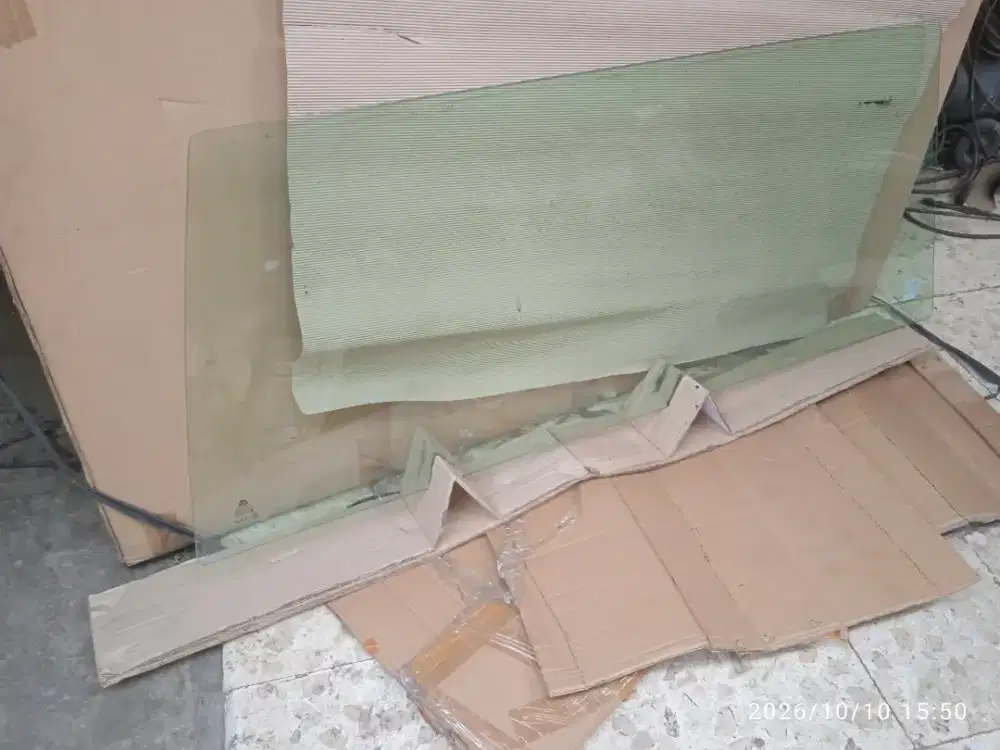 Dijual murah kaca depan L300 pick up masih bagus tidak ada goresan