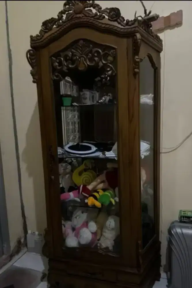 Lemari pajang jati