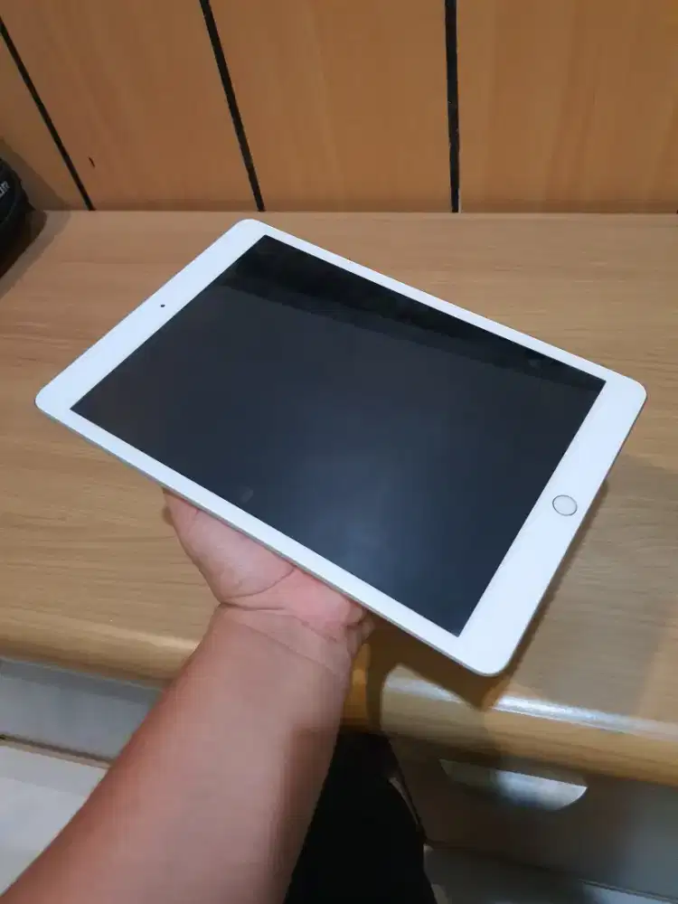 Dijual iPad Gen 8 128GB WiFi Only Silver 10.2 Inch – Mulus Bebas Nego