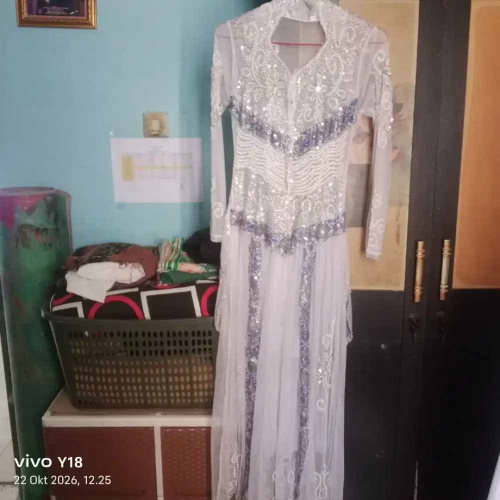 Kebaya putih ada motif keungu2an