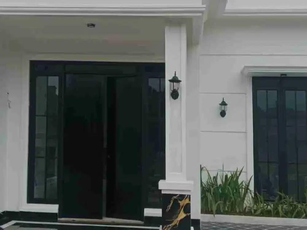 RUMAH MEWAH SIAPHUNI AMERICAN CLASSIC PINGGIR JALAN RAYA DEKAT RSUD DEPOK