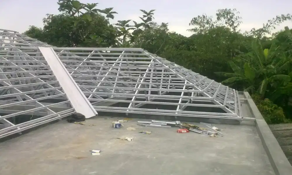 Pemasangan atap dan plafon pvc