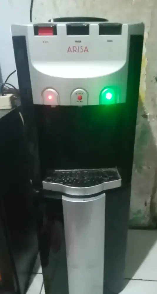 Dispenser masih bagus ada 3 parian panas dingin sama air biasa