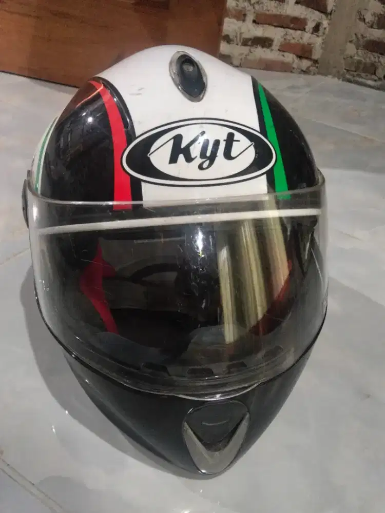 Helm full face merk KYT