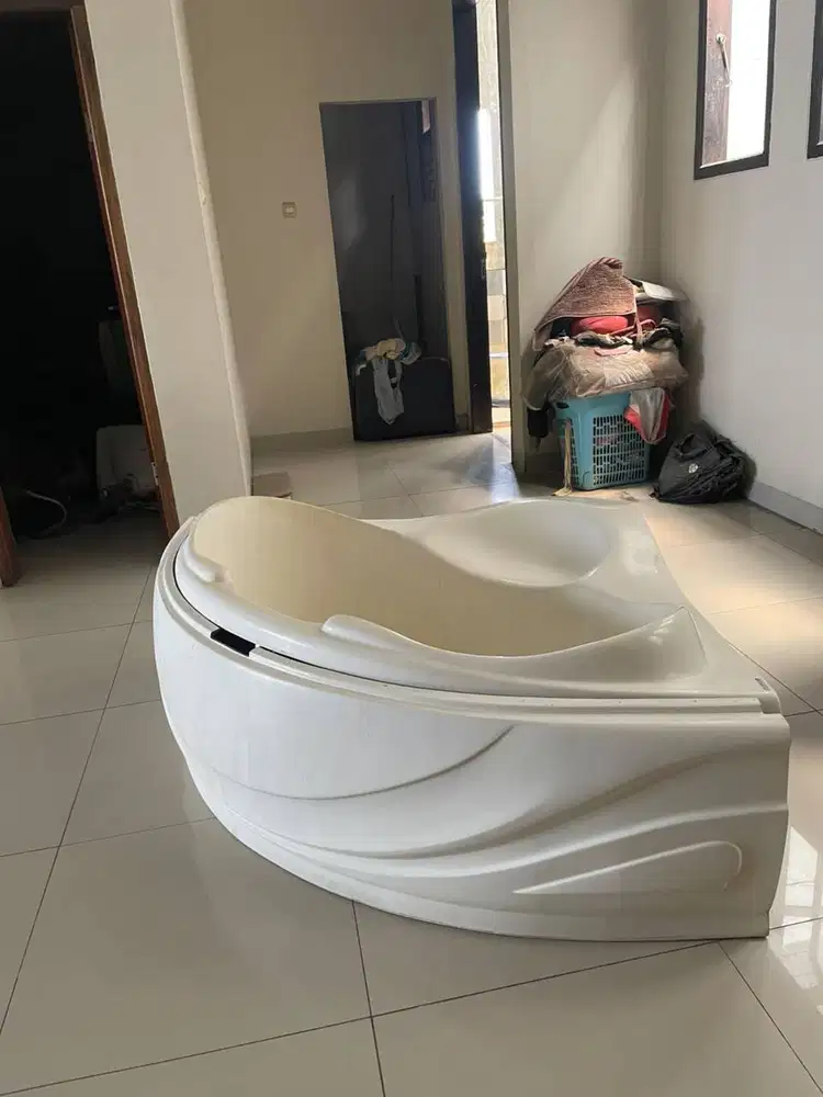 Bathub Kamar Mandi Bekas Warna Krem Model Sudut