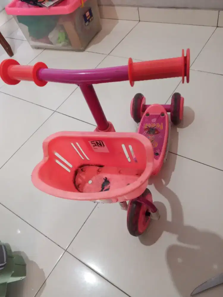 Ayunan bayi. sekuter mobilan