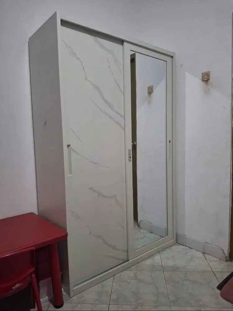 DIJUAL LEMARI BESI INFORMA KONDISI BAGUS.