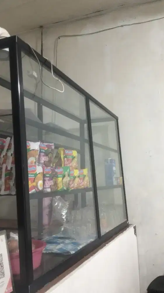 ETALASE JUALAN WARUNG BESAR