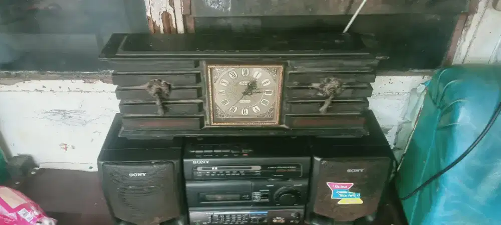 Radio Sony dan jam jadul