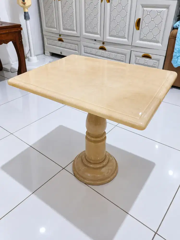 Meja marmer antik