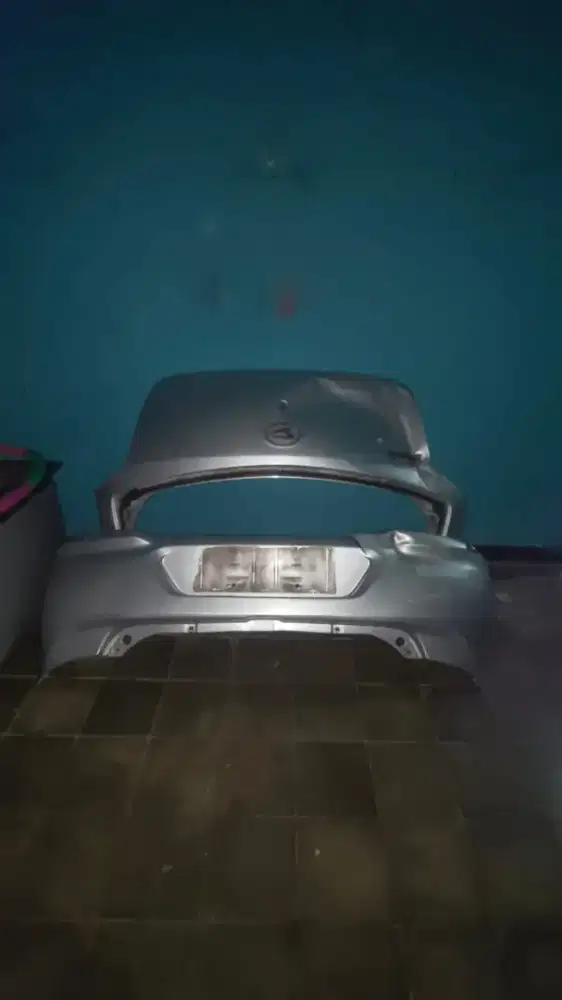 Pintu dan bamper belakang mobil ayla 2018