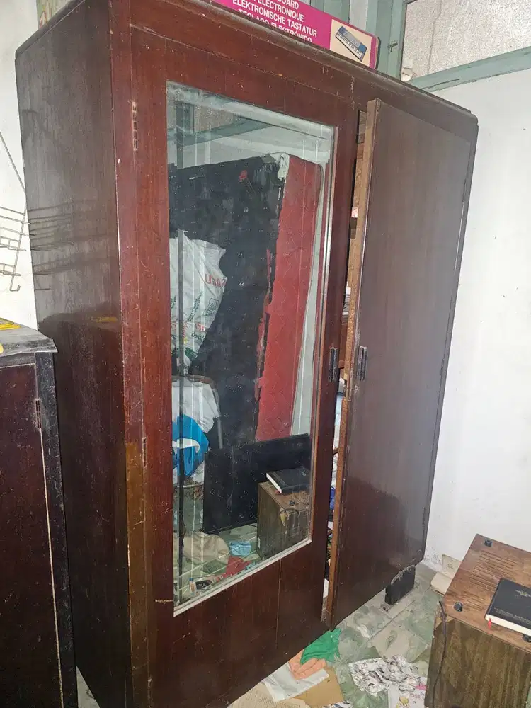 Lemari Pakaian Kayu Bekas Pintu Kaca – Harga Nego